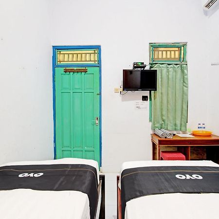 RedDoorz Syariah near Alun Alun Balai Kota Tegal Hotel Bagian luar foto