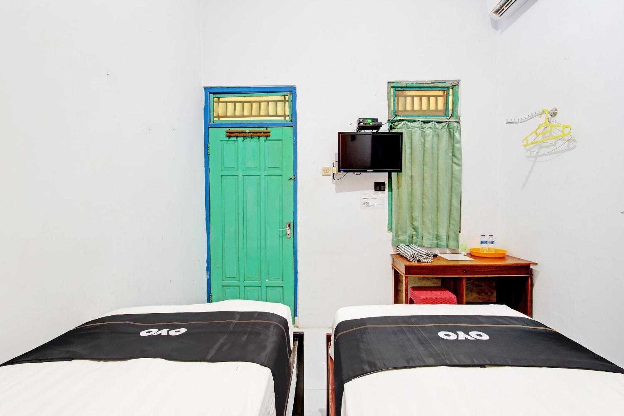 RedDoorz Syariah near Alun Alun Balai Kota Tegal Hotel Bagian luar foto
