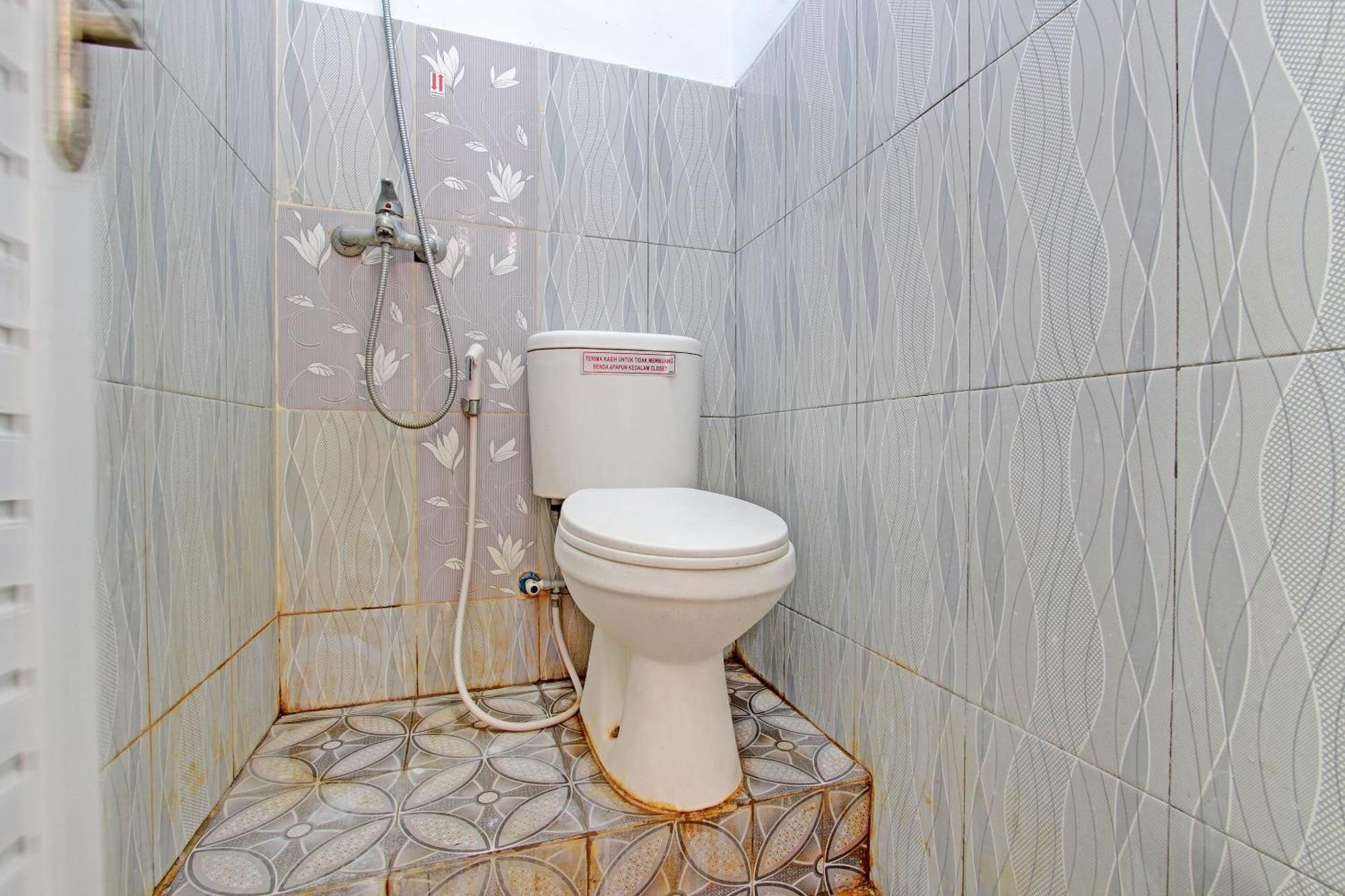 RedDoorz Syariah near Alun Alun Balai Kota Tegal Hotel Bagian luar foto