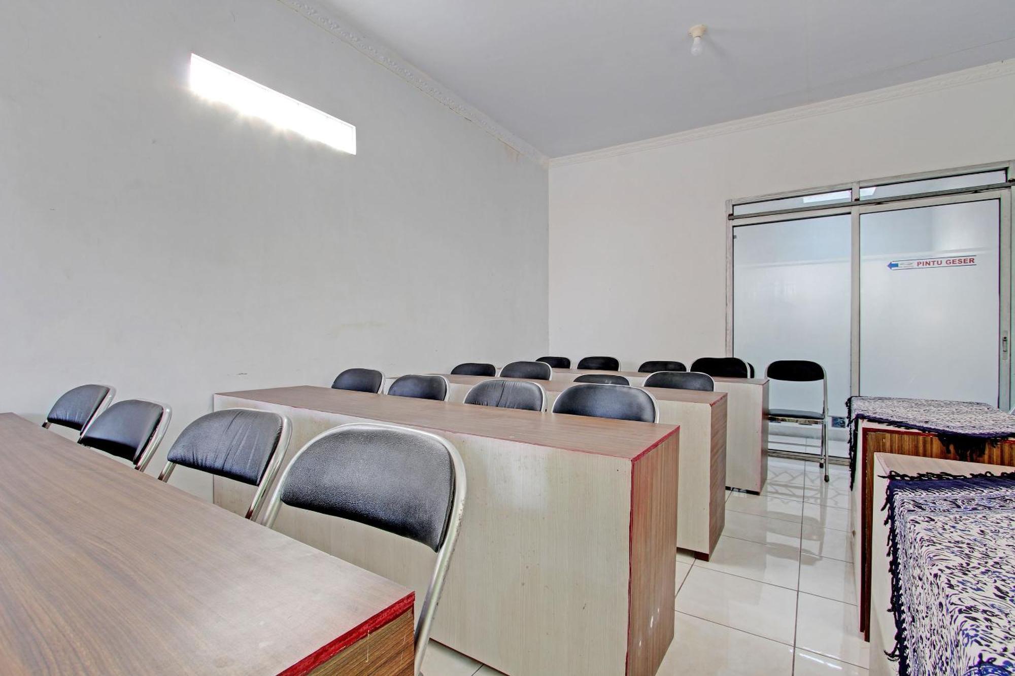 RedDoorz Syariah near Alun Alun Balai Kota Tegal Hotel Bagian luar foto