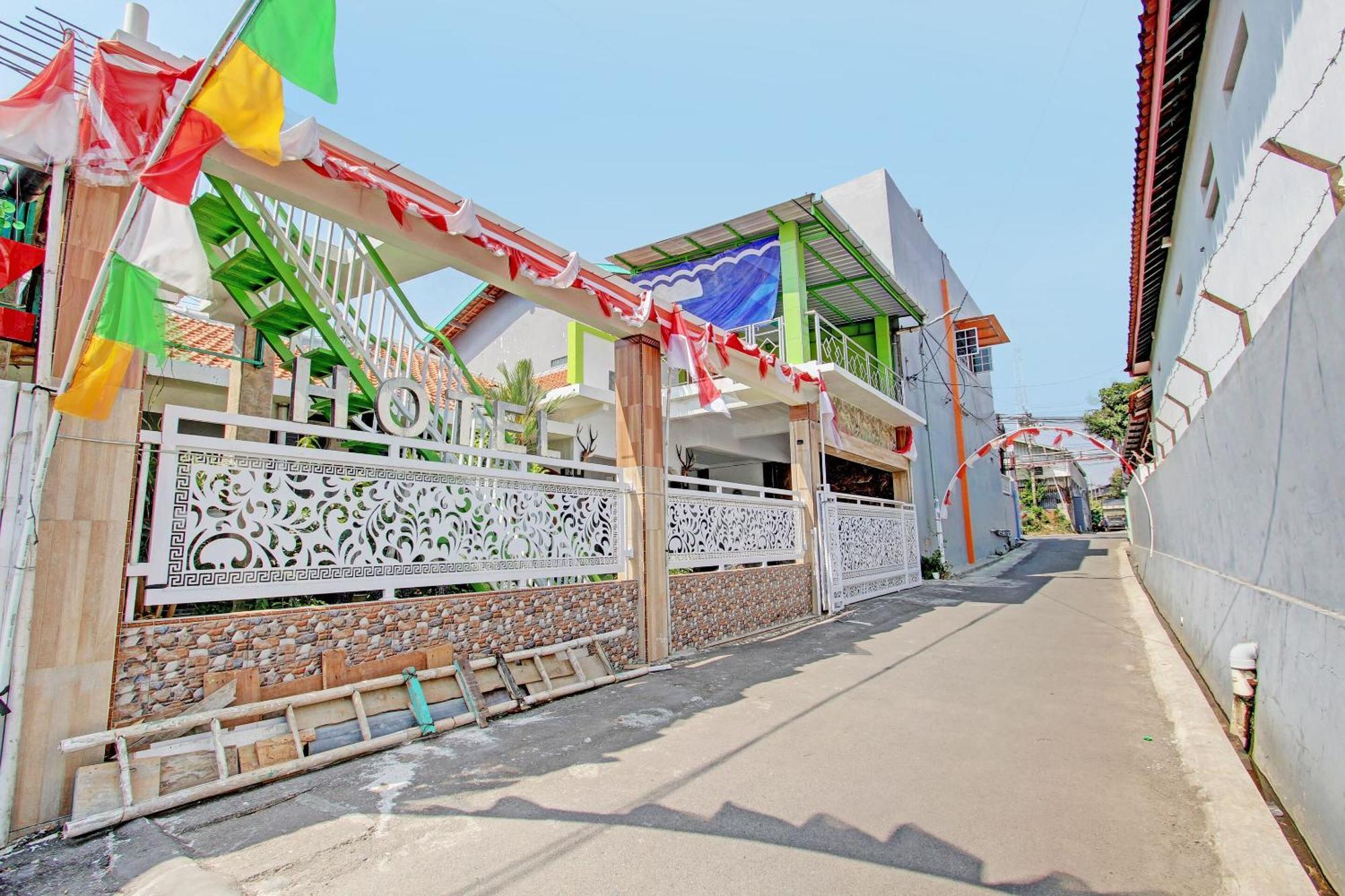 RedDoorz Syariah near Alun Alun Balai Kota Tegal Hotel Bagian luar foto