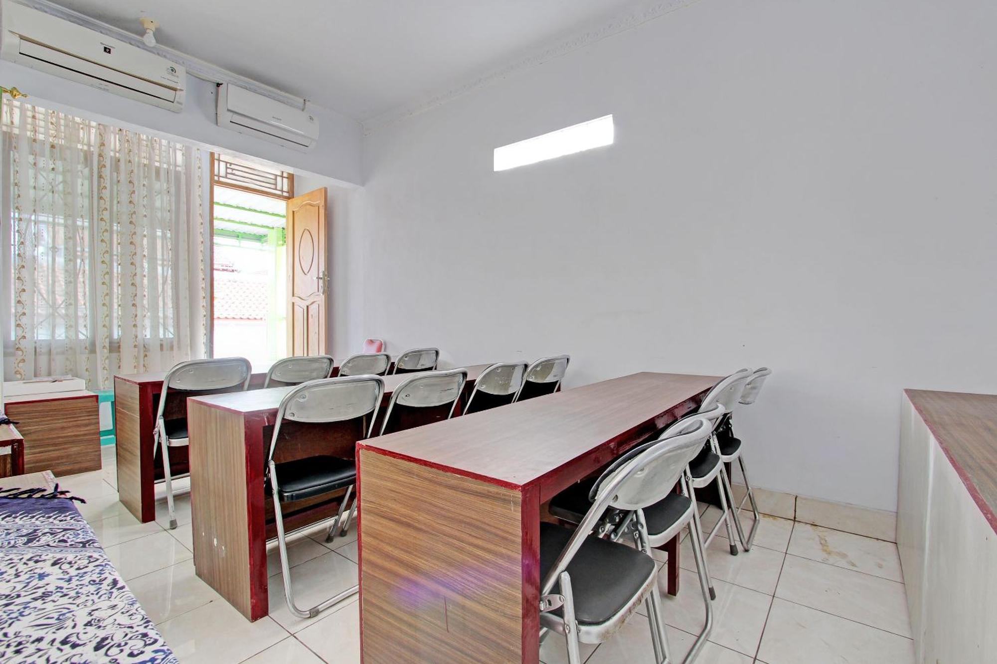 RedDoorz Syariah near Alun Alun Balai Kota Tegal Hotel Bagian luar foto
